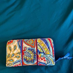 Absolutely beautiful Vera Bradley wallet.